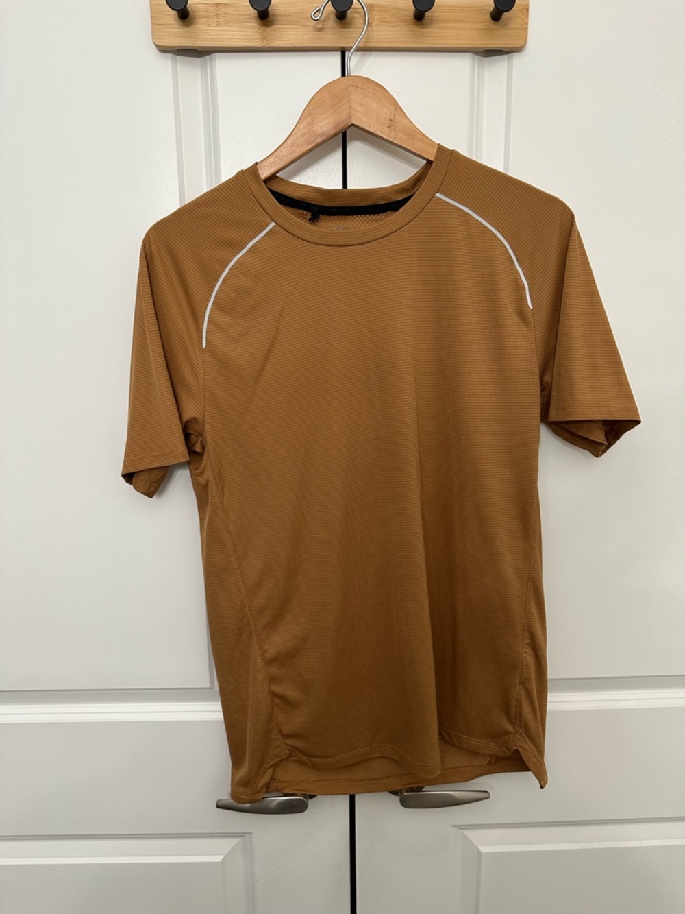 Men's Short-Sleeve Performance Tee in Caramel Brown